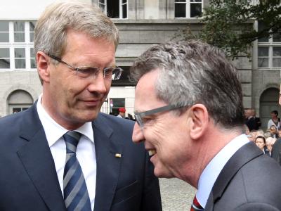«Ich habe volles Vertrauen zu diesem Bundespräsidenten», sagt Verteidigungsminister de Maizière (r) über Wulff. Das geht vielen Bundesbürgern laut einer aktuellen Umfrage anders. Foto: Wolfgang Kumm Christian Wulff und Thomas de Maizière