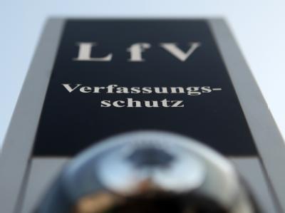 Türklingel mit integrierter Überwachungskamera im Eingangsbereich eines Landesamtes für Verfassungsschutz. Foto: Fredrik von Erichsen Verfassungsschutz