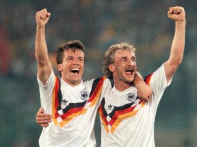 Lothar Matthäus (l) und Rudi Völler strecken jubelnd eine Faust hoch. Die deutsche Fußballnationalmannschaft gewinnt im Olympiastadion von Rom das Endspiel der Fußball-WM gegen Argentinien mit 1:0 (Archivfoto vom 08.07.1990). WM2010