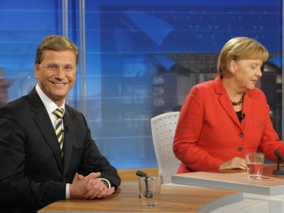 FDP-Parteichef Guido Westerwelle, neben Kanzlerin Merkel, steht für das Amt des Außenministers bereit. Westerwelle und Merkel