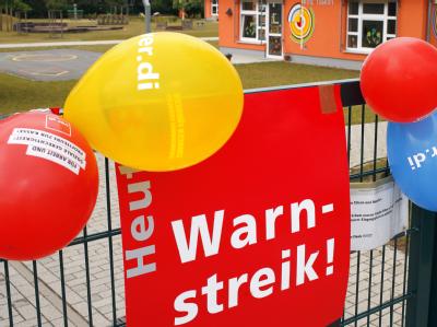 Am Tor einer Kindertagesstätte hängt ein Warnstreikschild (Archivbild). Die Bürger müssen sich ab Mittwoch bundesweit auf Warnstreiks einstellen. Warnstreik