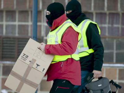 Spanische Polizisten haben das Haus eines ETA-Mitglieds durchsucht (Archivbild). Einer der Chefs der Terror-Organisation ist in Frankreich verhaftet worden. Hausdurchsuchung