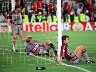 Fassungslos versuchen die Bayern-Spieler Oliver Kahn (M), Michael Tarnat (l) und Mehmet Scholl mit der Niederlage im Champions-League-Finale gegen Manchester United fertig zu werden. (Archivfoto vom 26.05.1999) Hängende Köpfe