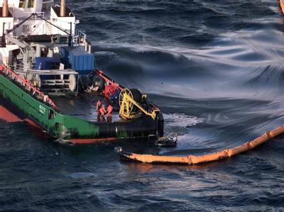 Die Besatzung eines französischen Marineschiffs kämpft im Dezember 1999 gegen das Öl aus dem Tanker «Erika». Ölteppich vor bretonischer Küste