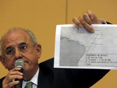 Der brasilianische Verteidigungsminister Nelson Jobim zeigt eine Karte mit der Absturzstelle. Was dort genau passierte, ist völlig unklar. Absturzstelle