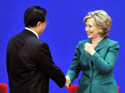 «Notwendigkeit einer engen Zusammenarbeit»: Chinas Staats- und Parteichef Hu Jintao und US-Außenministerin Hillary Clinton in Peking. Hu Jintao und Hillary Clinton