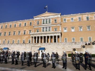 Die Polizei zeigte überall im Stadtzentrum von Athen verstärkt Präsenz. (Archiv) Polizei vor Parlament in Athen