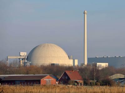 Die Atomkonzerne wollen längere Laufzeiten, der Staat will einen Teil der dadurch generierten Milliardengewinne abschöpfen. Noch ist unklar, wie eine entsprechende Regelung ausfallen könnte. Kernkraftwerk Unterweser