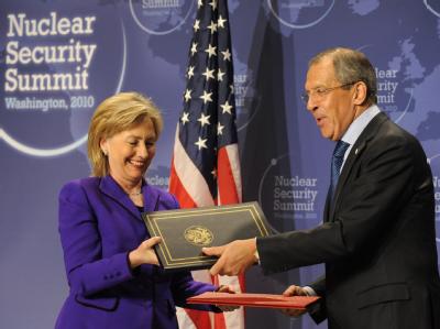 US-Außenministerin Clinton und ihr russischer Amtskollege Lawrow unterzeichneten am Rande des Gipfels ein Abkommen zur Vernichtung von je 34 Tonnen Plutonium ab 2018. Hillary Clinton und Sergej Lawrow