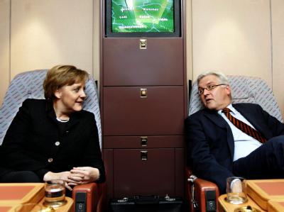 Bundeskanzlerin Merkel und der damalige Außenminister Steinmeier reisten in Zeiten der großen Koalition regelmäßig in einem Flugzeug. (Archivbild) Merkel und Steinmeier im Flugzeug