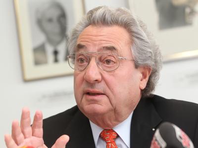 Arbeitgeberpräsident Hundt appelliert «namens der deutschen Wirtschaft an den Bundestag, geschlossen dem Gesetz zur Erweiterung des europäischen Rettungsschirmes zuzustimmen». Dieter Hundt