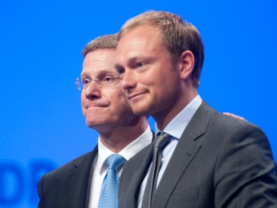 FDP-Chef Westerwelle und Generalsekretär Lindner (r) stärken Wirtschaftsminister Brüderle demonstrativ den Rücken. Guido Westerwelle und Christian Lindner