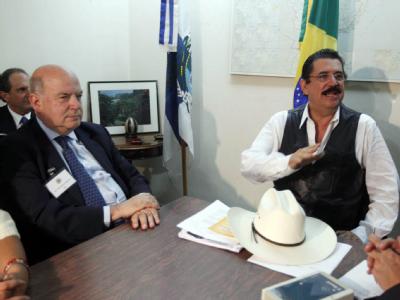 Der Generalsekretär der Organisation Amerikanischer Staaten, Jose Miguel Insulza (l), und Manuel Zelaya bei Verhandlungen in der brasilianischen Botschaft in Tegucigalpa. Jose Miguel Insulza und Manuel Zelaya