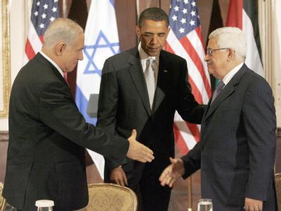 US-Präsident Obama begrüßt den israelischen Regierungschef Netanjahu (l) und Palästinenserpräsident Abbas am 22.09.2009 in New York. Neue Gespräche sind für den 2. September geplant. Netanjahu, Obama, Abbas