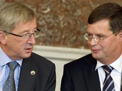 Gelten als Kandidaten für das Amt des ersten ständigen EU-Ratspräsidenten: Luxemburgs Regierungschef Jean-Claude Juncker (l) und sein niederländischer Amtskollege Jan Peter Balkenende. Jean-Claude Juncker und Jan Peter Balkenende