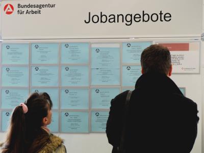 Ein Jahr nach dem Verfassungsurteil für eine Neuberechnung der Hartz-IV-Sätze ist völlig offen, wann die Langzeitarbeitslosen und Kinder aus armen Familien höhere Leistungen bekommen. (Symbolbild) Agentur für Arbeit