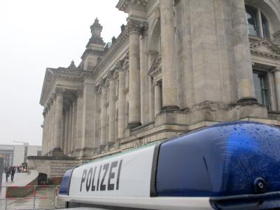Die Sicherheitsmaßnahmen rund um das Reichstagsgebäude sind deutlich verschärft worden. Sicherheitsmaßnahmen um Reichstag verschärft