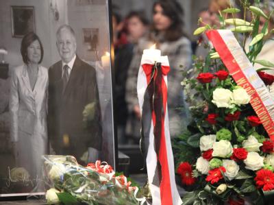 Der Sarg mit dem Leichnam Kaczynski wird öffentlich aufgebahrt. Trauer in Polen