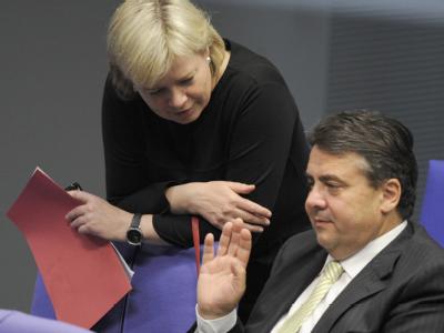 SPD-Chef Sigmar Gabriel und die Co-Vorsitzende der Linken, Gesine Lötzsch, im Plenarsaal des Bundestages (Archivbild). Gabriel schließt eine Koalition mit der Linkspartei auf Bundesebene aus. Gesine Lötzsch und Sigmar Gabriel