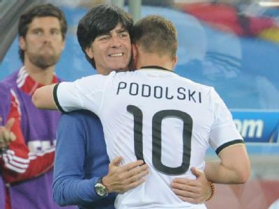 Bundestrainer Löw war zufrieden mit seiner Mannschaft. Löw umarmt Podolski