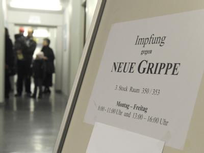 Patienten warten in einem Gesundheitsamt in Hamburg auf die Impfung gegen die Schweinegrippe. Schweinegrippe-Impfung