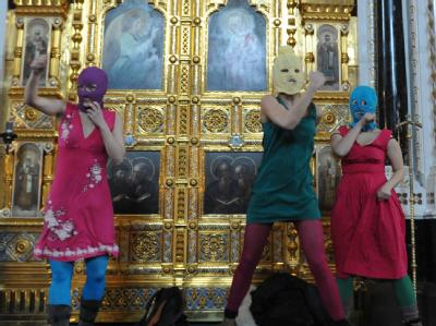 Maskierte Mitglieder der feministischen Punkgruppe Pussy Riot stehen am 21.02.2012 vor dem Altar der Kathedrale Punkgebet