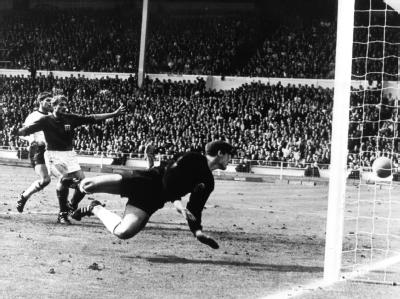 Das Wembley-Tor von 1966: Der deutsche Torhüter Hans Tilkowski (vorn) schaut sich im Hechten um. Der Linienrichter hatte den Ball hinter der Linie gesehen. Wembley-Tor
