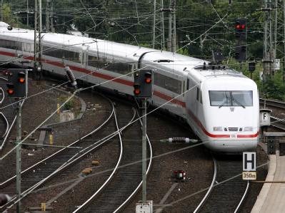 Brandanschlag auf die Bahnstrecke zwischen Berlin und Hamburg. Nach Angaben der Bahn werden die Störungen vermutlich den ganzen Tag andauern. Foto: Maurizio Gambarini ICE der Deutschen Bahn