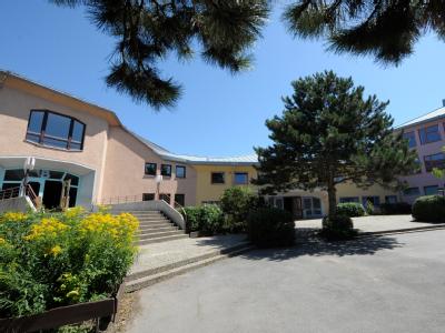Die Schulgebäude der wegen Schweinegrippe geschlossenen Freien Waldorfschule in Mannheim. An immer mehr Schulen beginnen die Sommerferien wegen der Schweinegrippe ein paar Tage eher. Geschlossene Schule
