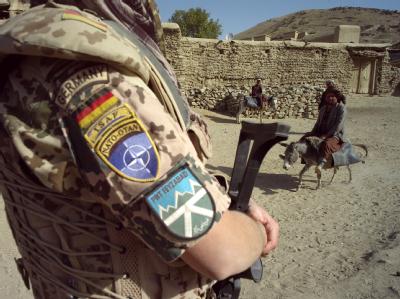 Krieg, kriegsähnlicher Zustand, bewaffneter Konflikt, Stabilisierungseinsatz? Um die Bezeichnung der Konfrontationen, denen deutsche Soldaten in Afghanistan ausgesetzt sind, gibt es Streit. Bundeswehrsoldat in Afghanistan