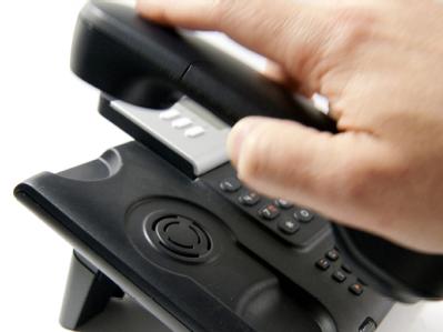 Das Europaparlament hat neue Gesetze für mehr Schutz beim Online-Shopping, beim Haustürgeschäft und beim Telefonieren mit Kundendiensten beschlossen. Telefonabzocke