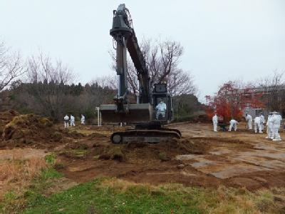 Rettungskräfte räumen in der Präfektur Fukushima verseuchten Boden ab. Foto: Shigeki Kanai Verseuchter Boden wird abgeräumt