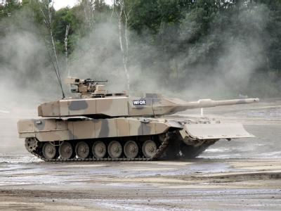 Ein Kampfpanzer Leopard 2: Amnesty International hat Deutschland wegen der Lieferung von Rüstungsgütern in Staaten wie Saudi-Arabien, Bahrain oder Jemen kritisiert. Foto: Clemens Niesner / Symbol Panzer