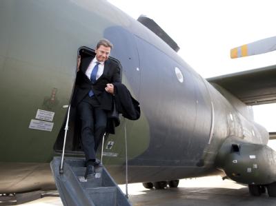Bundesaußenminister Guido Westerwelle verlässt am Sonntag (09.01.2011) nach der Landung auf dem Flughafen von Kabul eine Transall-Maschine der Bundeswehr. Westerwelle