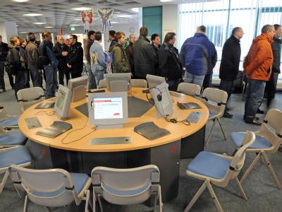 Anstehen für Arbeit: Blick in die Dresdner Arbeitsagentur (Archiv). Anstehen für Arbeit