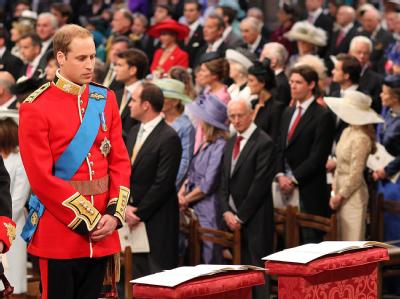 Prinz William hat sich für seine Hochzeit überraschend die rote Uniform der Irish Guards ausgesucht. Prinz William am Altar