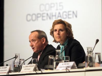 Konferenzpräsidentin Connie Hedegaard (r., daneben UN-Klimachef Yvo de Boer) führt informelle Gespräche mit 48 Umweltministern. Yvo de Boer und Connie Hedegaard