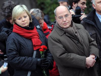 Linke-Co-Chefin Gesine Lötzsch (l) ist sauer auf den Fraktionsvorsitzenden Gregor Gysi. Gesine Lötzsch und Gregor Gysi