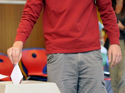 Jugendforscher beobachten eine geringe Wahlbeteiligung unter junger Menschen - aber kein generelles Desinteresse an Politik. Stimmabgabe
