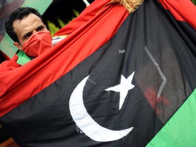 Gaddafi-Gegner mit Rebellen-Flagge. Der Übergangsrat ist überzeugt, den libyschen Machthaber bald stürzen zu können. Rebellen-Flagge