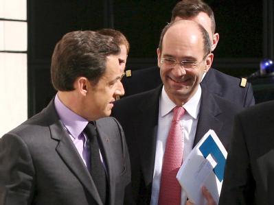 Eric Woerth (r) ist derzeit Sarkozys Arbeitsminister und Schatzmeister der Partei UMP. Er soll angeblich die Wahlkampfhilfe entgegengenommen haben. (Archivbild) Nicolas Sarkozy und Eric Woerth
