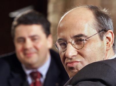 Einig in der Uneinigkeit: Weder SPD-Chef Sigmar Gabriel (l) noch der Fraktionschef der Linken im Bundestag, Gregor Gysi, sehen zurzeit für eine rot-rot-grüne Koalition im Bund eine Chance. (Archivbild) Sigmar Gabriel und Gregor Gysi