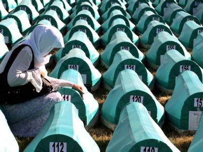 Eine bosnische Muslimin trauert in der Potocari-Gedenkstätte in Srebrenica. Ein früherer US-General ist der Meinung, das Massaker sei wegen des Einsatzes von schwulen UN-Soldaten nicht verhindert worden. Gedenkstätte in Srebrenica