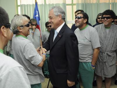 Der chilenische Präsident Sebastián Piñera besucht die geretteten Bergleute im Krankenhaus. Präsident Piñera besucht Bergleute