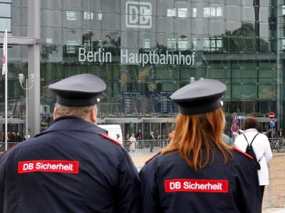 Die Deutsche Bahn stockt ihr Sicherheitspersonal auf. (Archivbild) Sicherheitspersonal vor Berliner Hauptbahnhof
