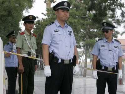 Polizisten in China (Archiv- und Symbolbild). Ein geistig verwirrter Mann hat in der Stadt Nanping acht Kinder erstochen. Chinesische Polizisten