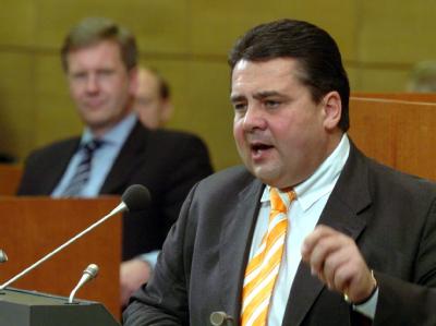 Gabriel hält den Druck auf Wulff (im Hintergrund) aufrecht. (Archiv) Foto: Holger Hollemann Wulff und Gabriel