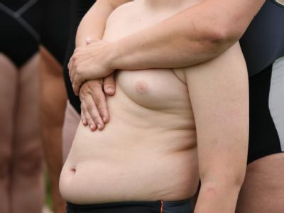 Übergewichtiges Kind im Arm der Mutter: Deutsche Kinder werden immer dicker (Archiv). Übergewichtiges Kind