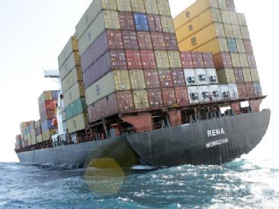 Das Containerschiff «Rena» liegt mit Schlagseite vor der Küste Neuseelands. Foto: Maritime New Zealand/Bay of Plenty Regional Council Havariertes Containerschiff «Rena»