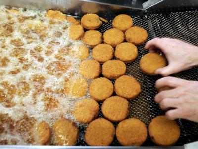 In China haben Banden tonnenweise altes Speiseöl in Restaurants eingesammelt, wieder aufbereitet und weiter verkauft. (Symbolbild) Friteuse